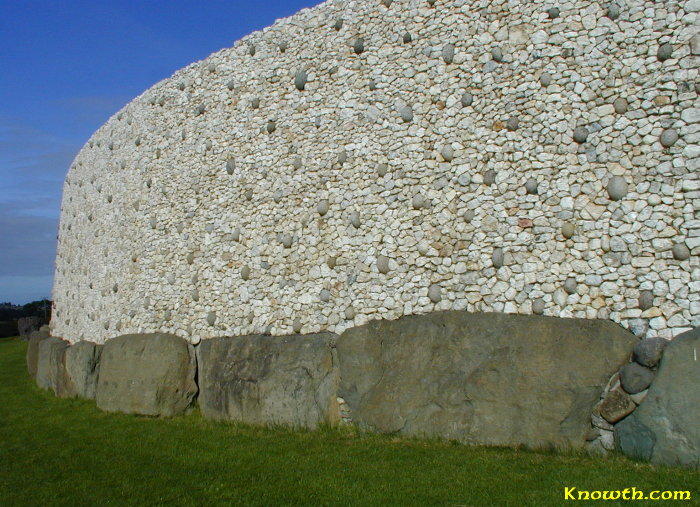 Newgrange white quartz wall